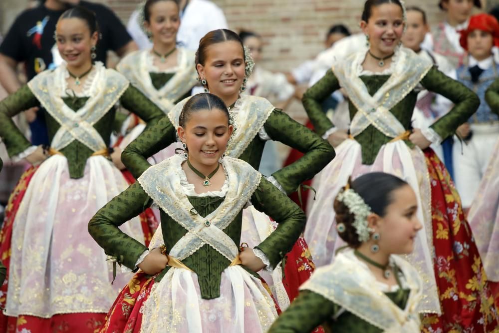 Dansà infantil en la plaza de la Virgen