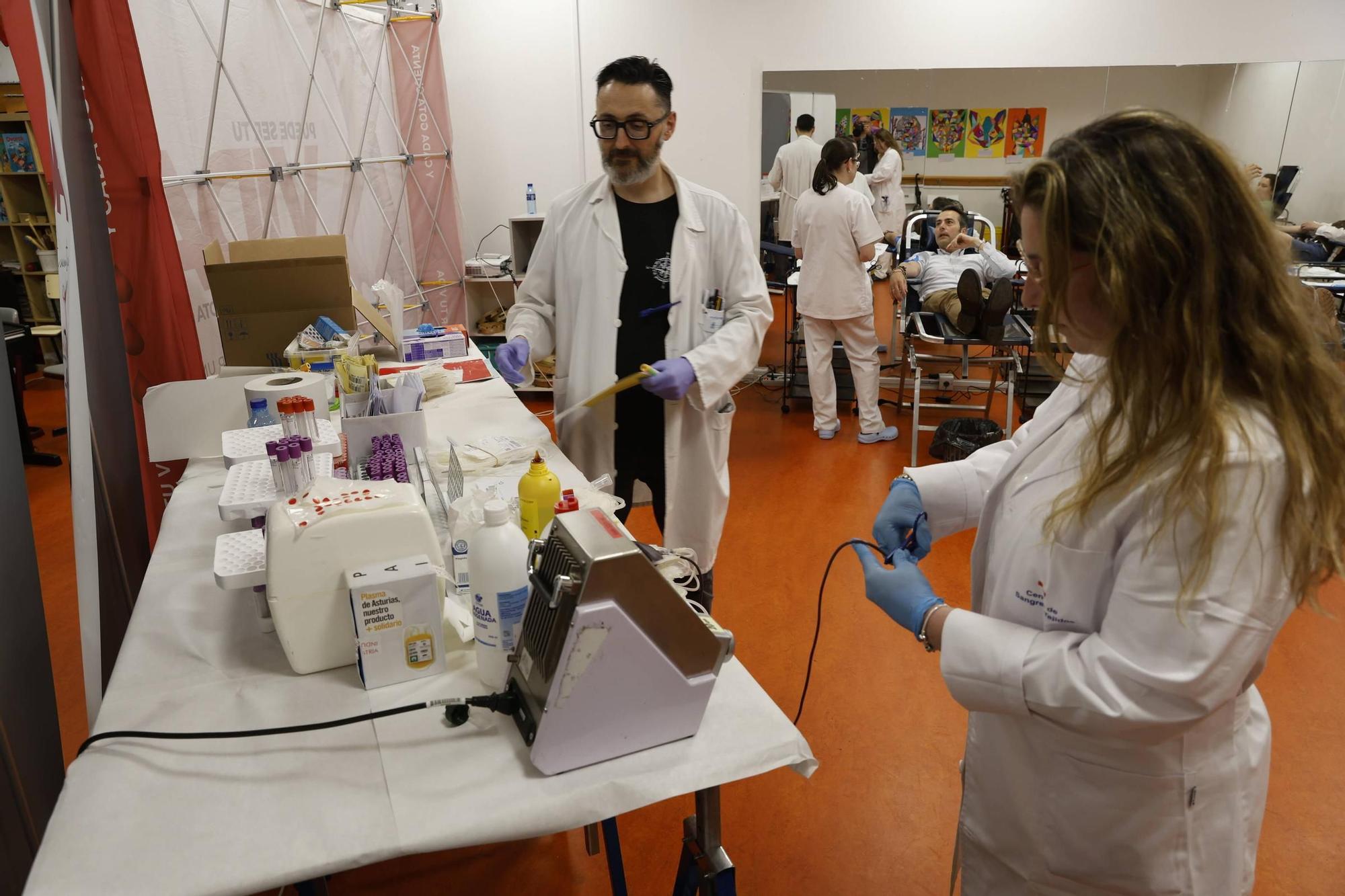 La campaña de donación de sangre en el colegio La Corolla de Gijón, en imágenes