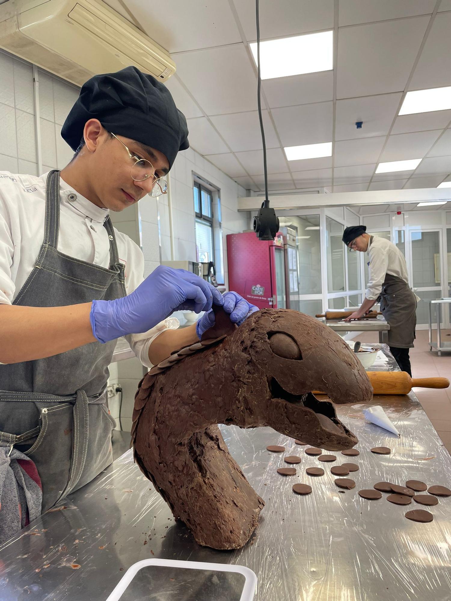L’alumnat de Pastisseria de Joviat
omple Manresa de màgia i creativitat
amb figures de xocolata de gran format