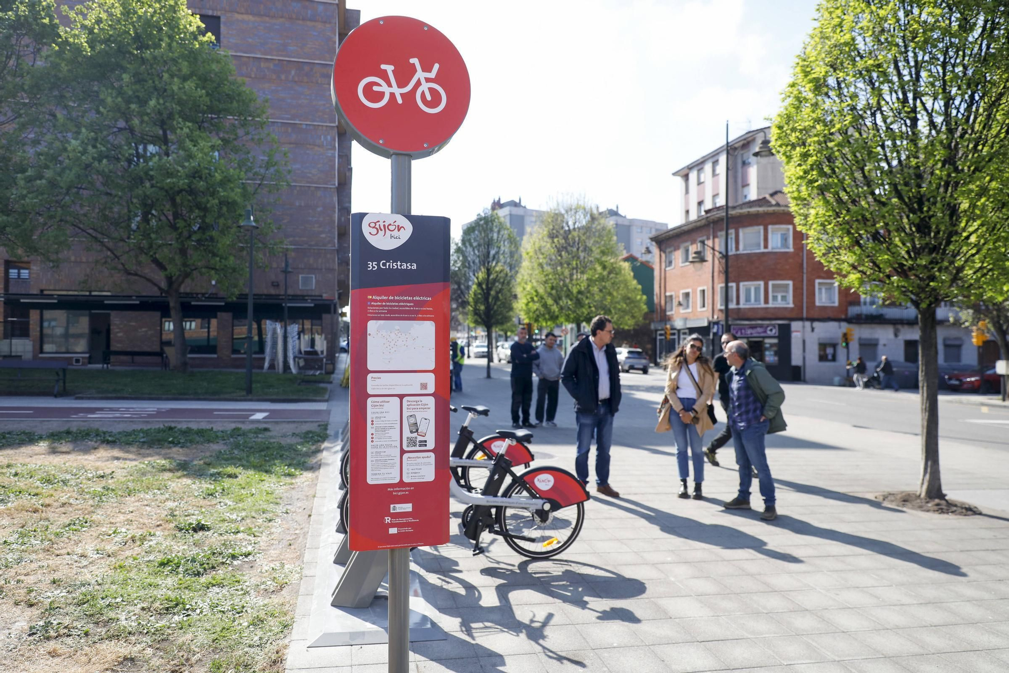 En imágenes: Arranca la instalación de las nuevas estaciones de la red de bicicletas eléctricas en Gijón