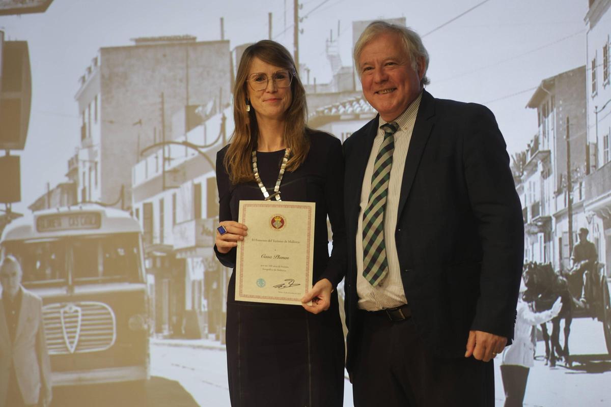 Marina Planas (Casa Planas) mit dem Tourismusdezernenten des Inselrats, José Marcial Rodríguez.