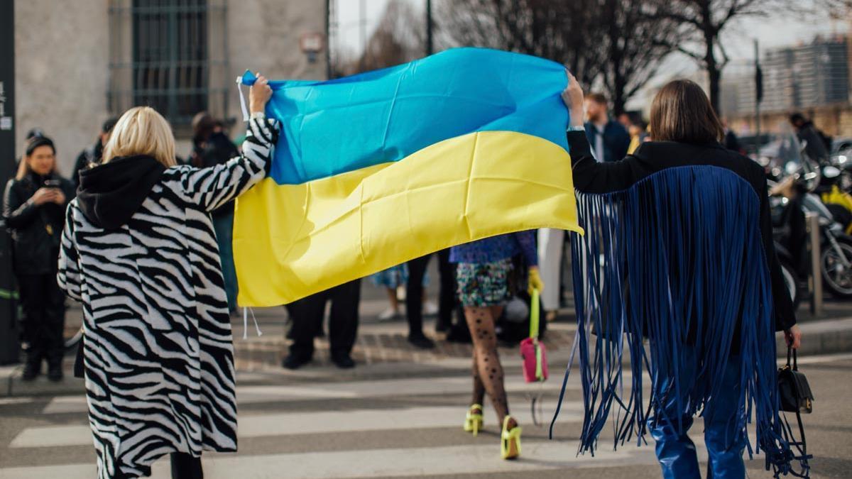 Invitadas a la Semana de la Moda de Milán despliegan una bandera de Ucrania