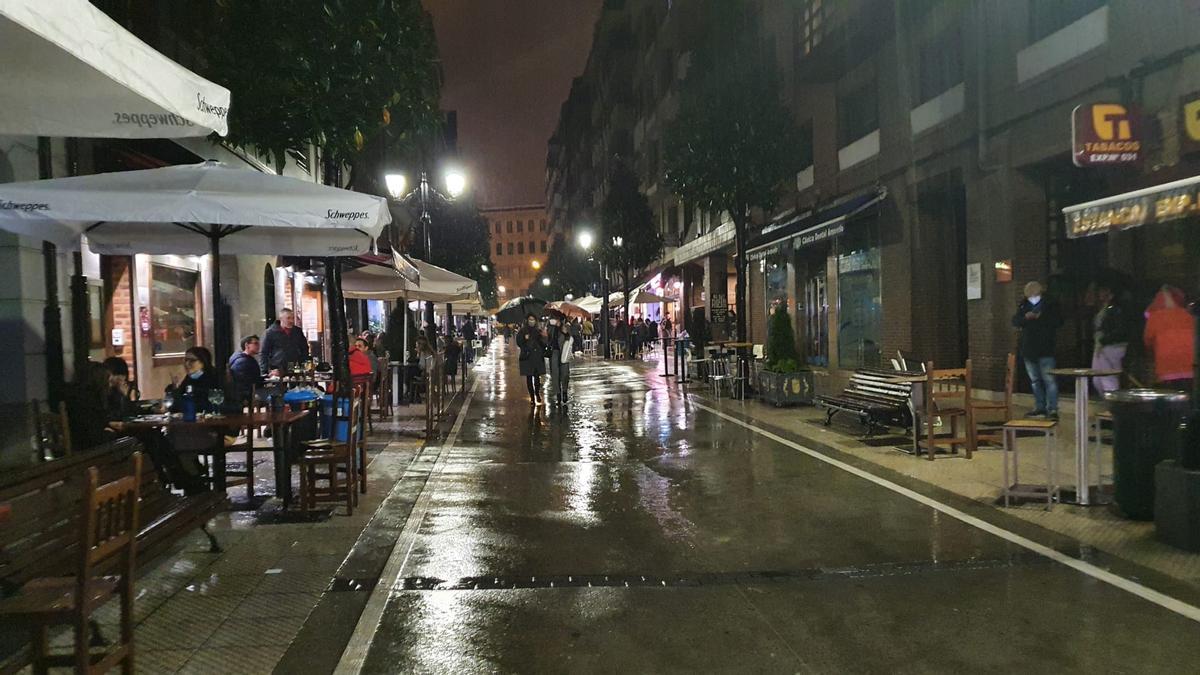 Ambiente en la ruta de los vinos en Oviedo el primer día de terrazas hasta las once de la noche