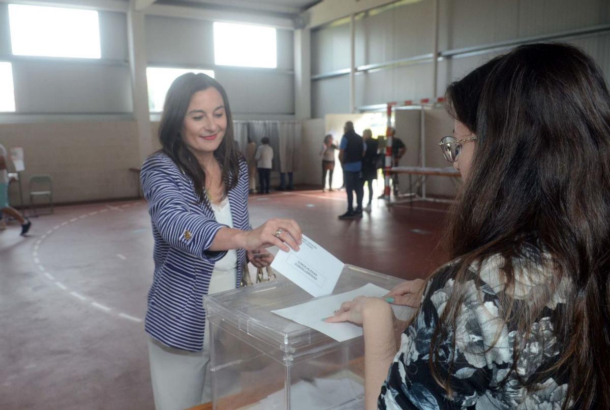 Sabela Fole, en el momento de ejercer su derecho al voto en el pabellón del Magariños. |  // NOÉ PARGA