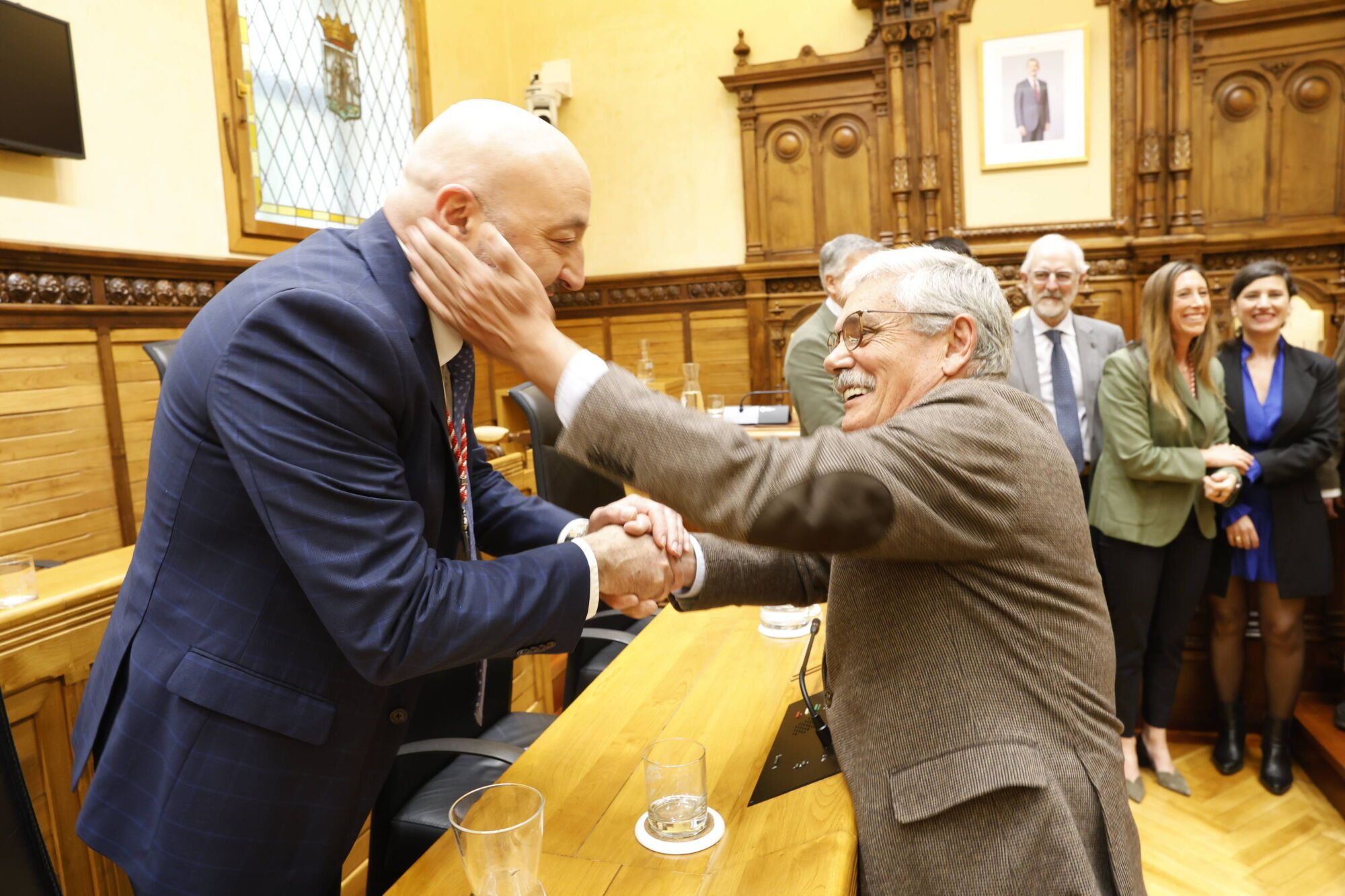 EN IMÁGENES: Gijón honra a sus vecinos ejemplares, ahora sí, tras la interrupción provocada por el apagón