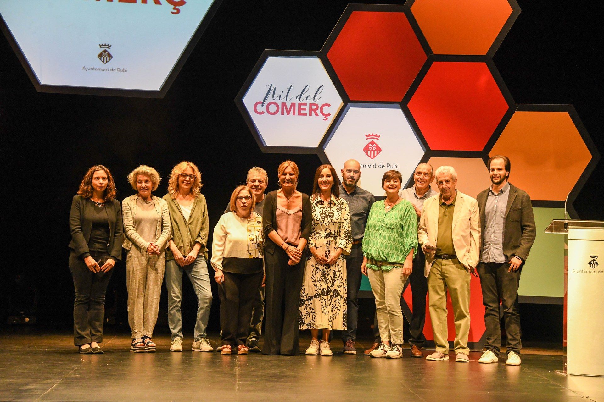 La alcaldesa con los comerciantes que han recogido un obsequio con motivo del aniversario de su establecimiento