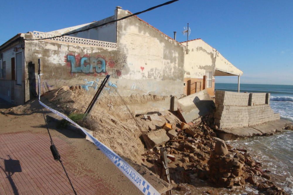 Las casas sufren derrumbes y el mar destruye porches y aceras y abre grandes socavones