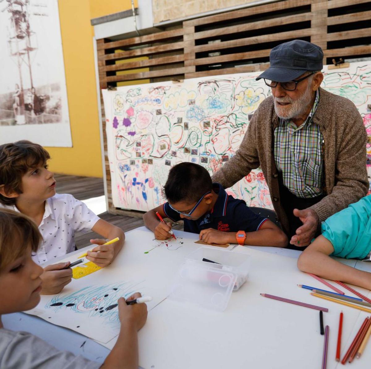 El artista José Luis Alonso Coomonte, en un taller infantil. | Emilio Fraile