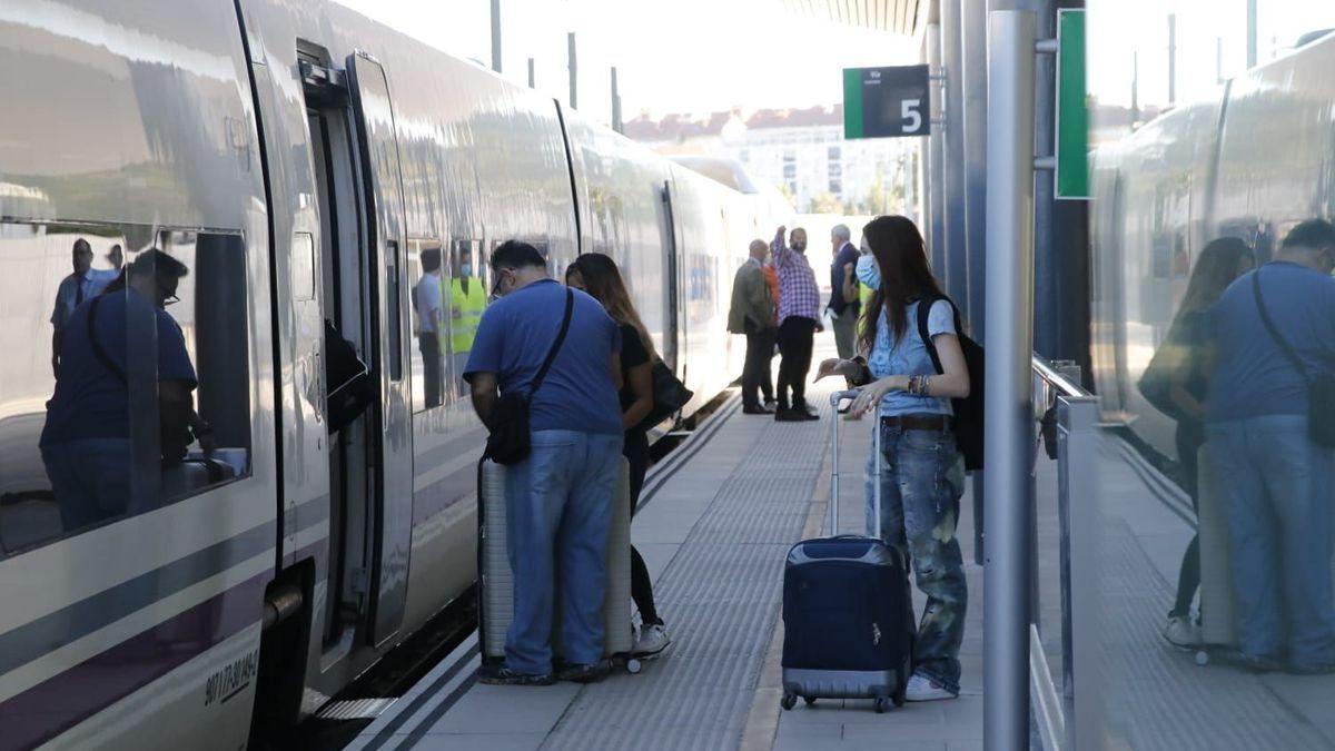 Pasajeros embarcan en el Alvia, este martes.