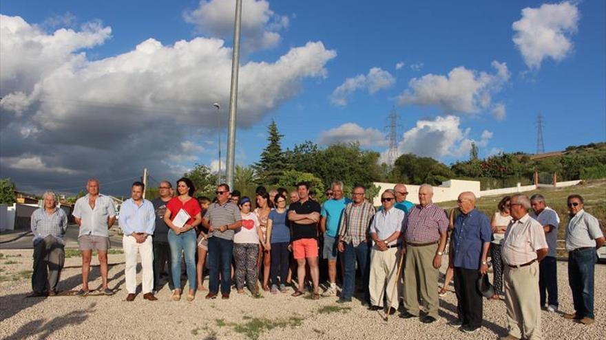 Los vecinos de Los Poleares piden luz para la carretera