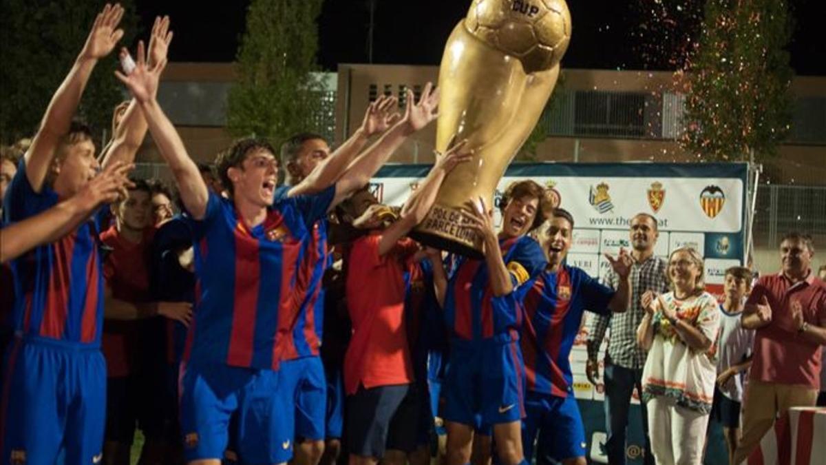 Los juveniles celebraron el título logrado ante el Espanyol