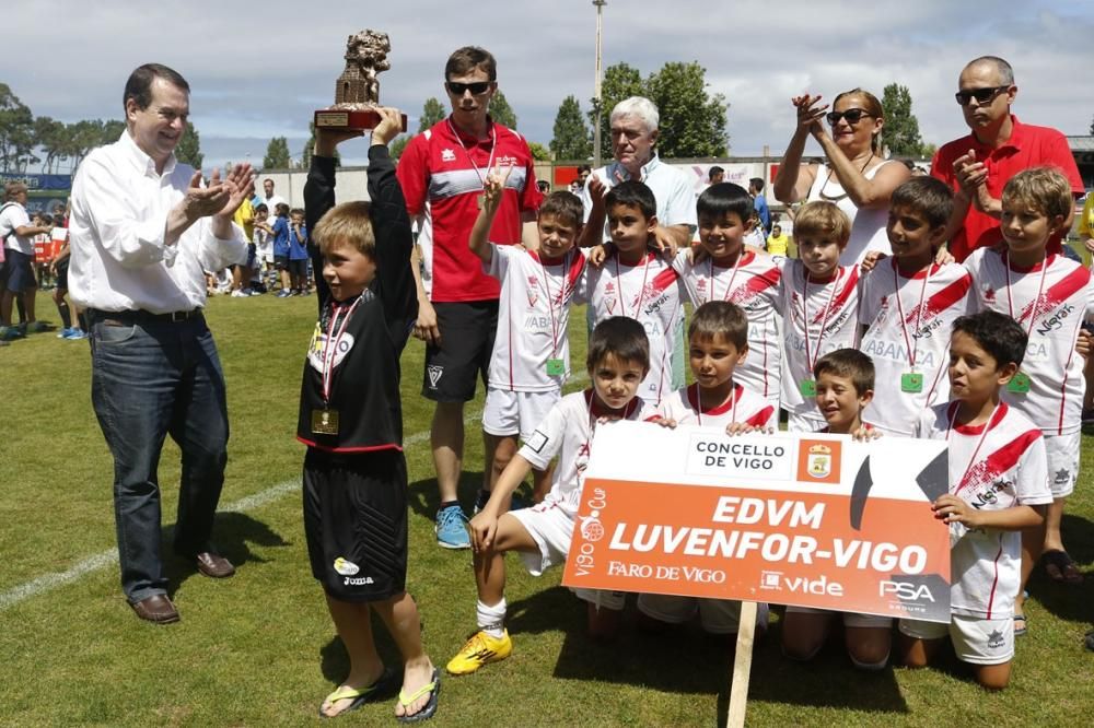 Los campeones de la Vigo Cup recogen sus trofeos