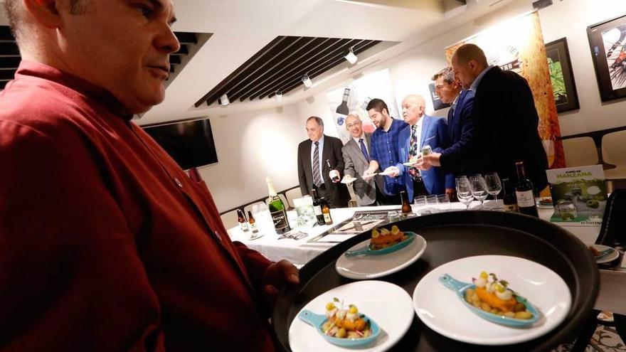 Inauguración del Campeonato de Pinchos en la taberna Lo Nuestro en Oviedo, el pasado viernes.