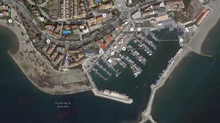 Imagen aérea de la parcela situada al oeste del puerto de Estepona.