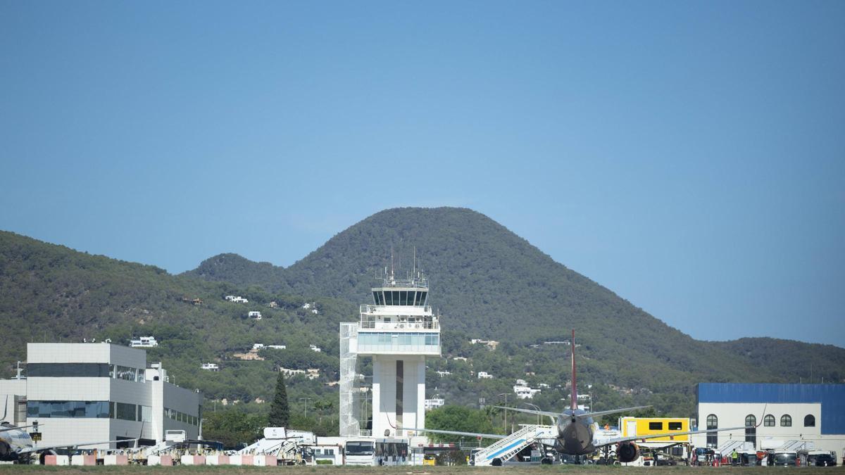 Fachada de la zona aire del aeropuerto de Ibiza.