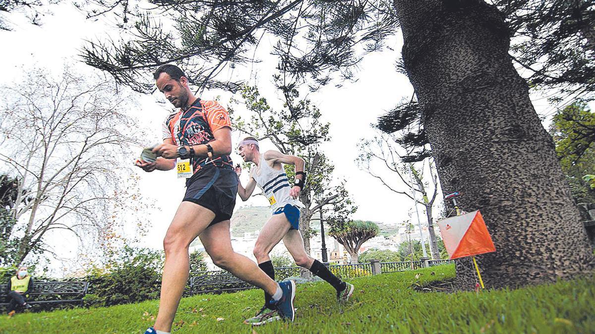 Dos de los participantes de la octava edición de la GCOM corren por un parque de Arucas.