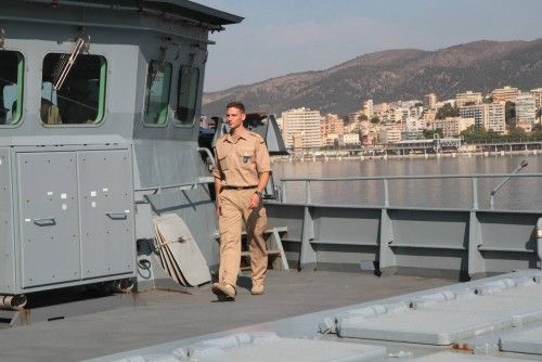 Die Fregatte "Hamburg" im Hafen von Palma