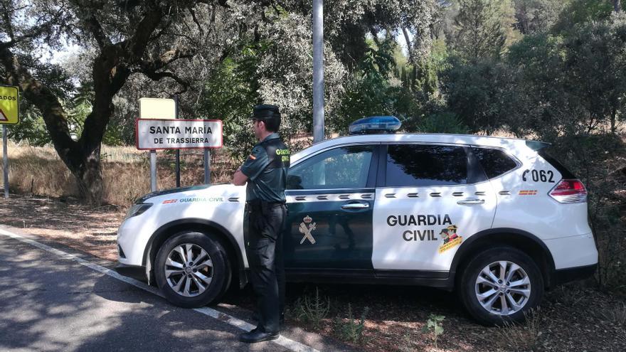 La Guardia Civil rescata en el río a su paso por Trassierra a un hombre accidentado