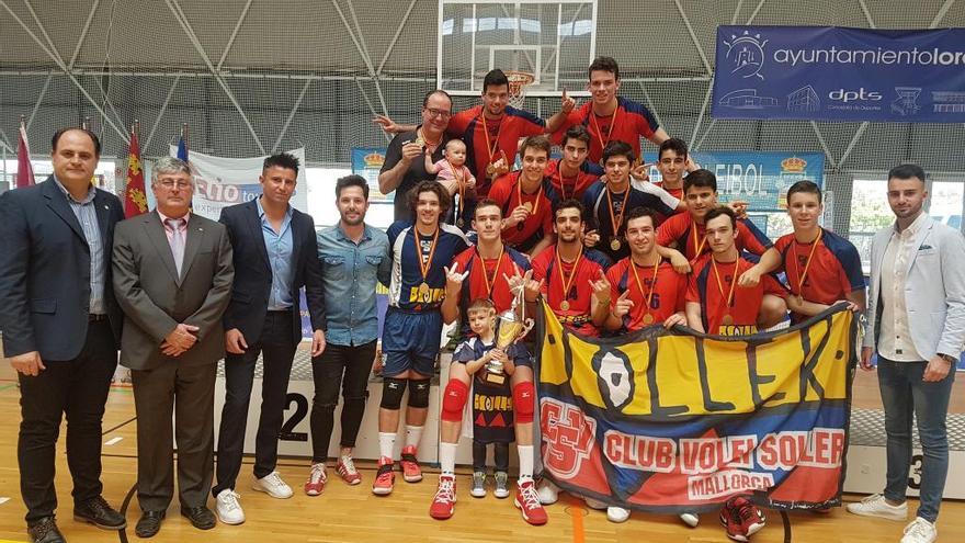 Los jugadores del CVS Mallorca Gold Sóller posan como campeones de España.