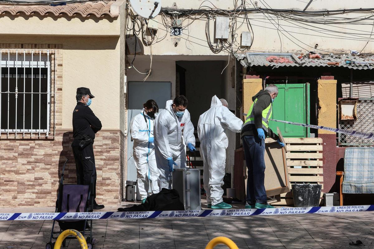 Agentes de la Policía Nacional y de la Científica, en la casa de Las 600, en Cartagena, donde se produjo el tiroteo en el que se vio implicado El Luli.