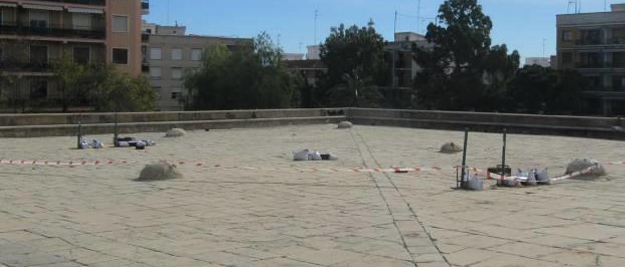 Montaje pirotécnico en la explanada de los Silos, en abril.