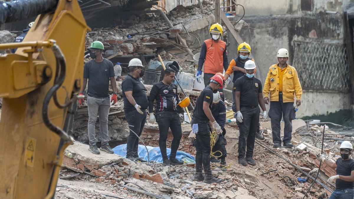 Rescatan a un superviviente de los terremotos tras ocho días bajo los escombros