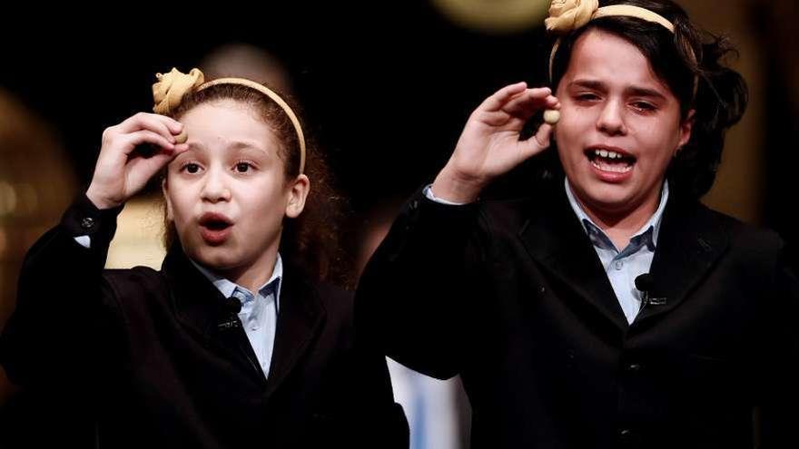 Las niñas Aya Ben Hamdouch y Carla García Villanueva, cantando el Gordo. // Efe