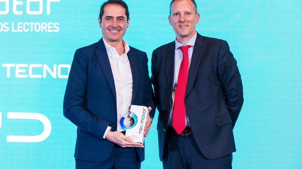 El premio a la Mejor Apuesta Tecnológica lo recoge Jordi Cuesta, country manager de BYD España de manos de Alexandre Hennion, director comercial de Michelin de España y Portugal.