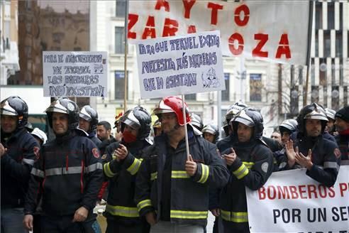 Concentración de bomberos en Zaragoza