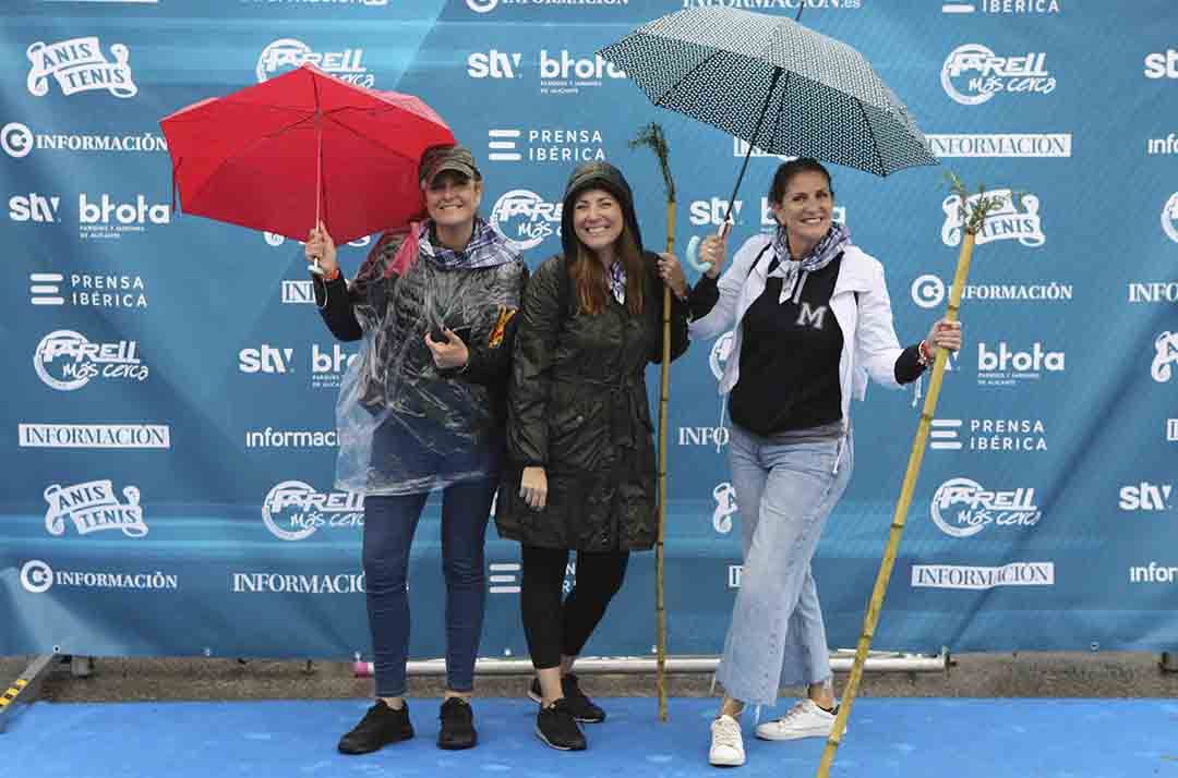 Santa Faz 2022: Numerosos participantes en la romería se fotografían en el photocall de Información