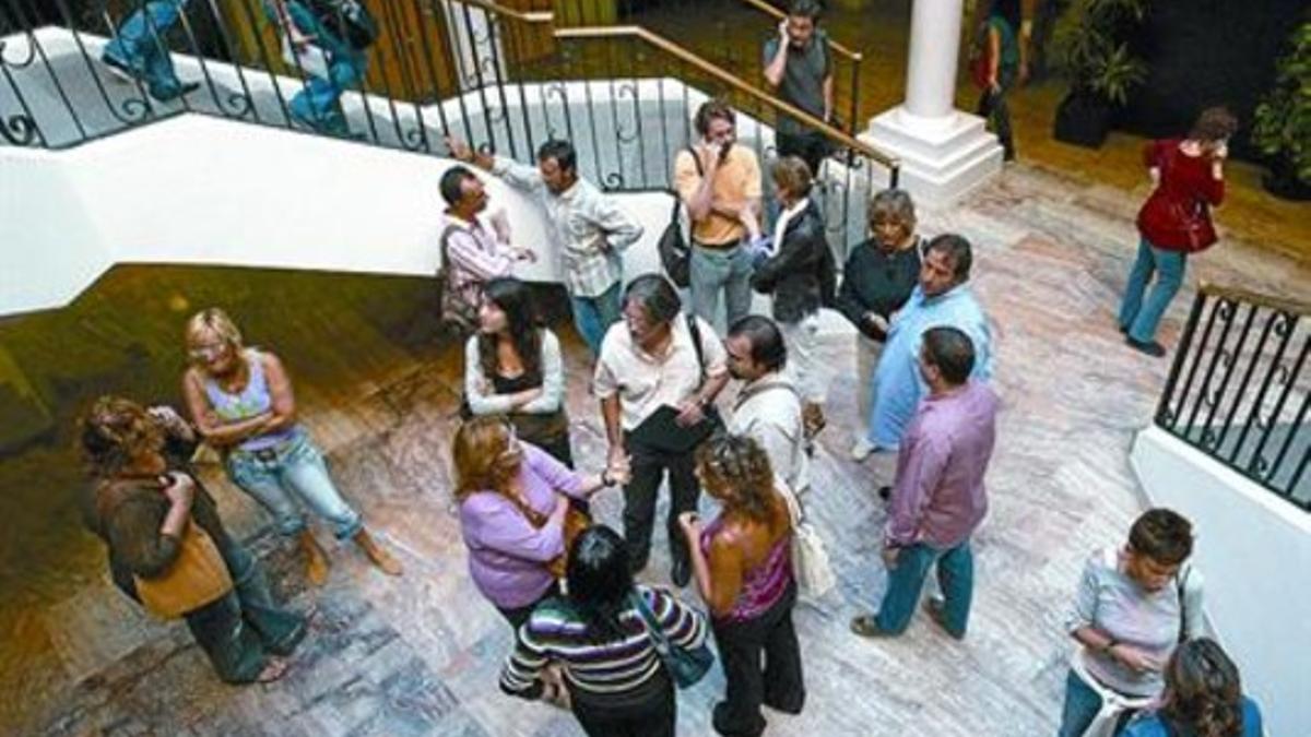 Un grupo de familias adoptantes conversan en la sede la Conselleria d'Acció Social, en septiembre del 2006.