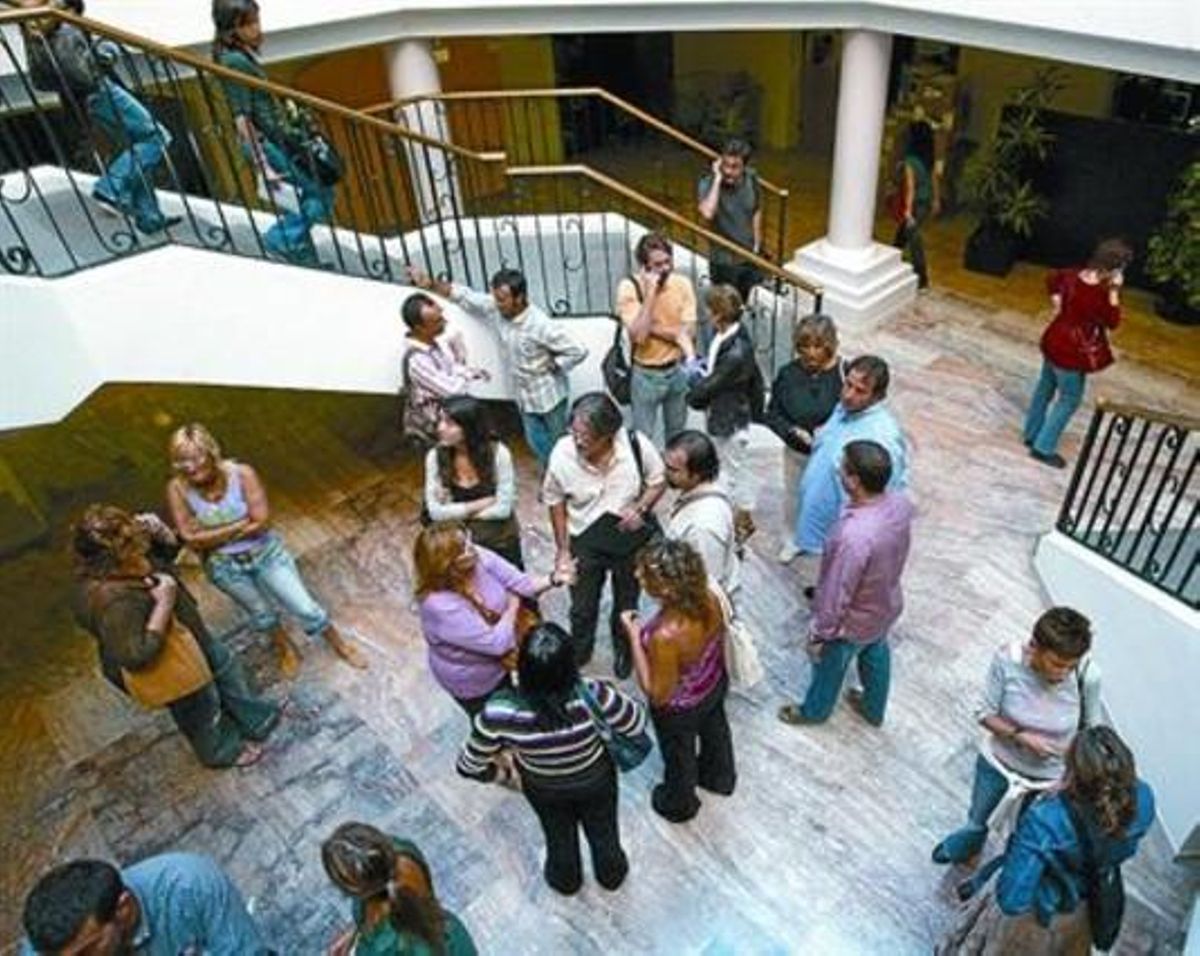 Un grup de famílies adoptants parlen a la seu la Conselleria d’Acció Social, el setembre del 2006. Un grup de famílies adoptants parlen a la seu la Conselleria d’Acció Social, el setembre del 2006.