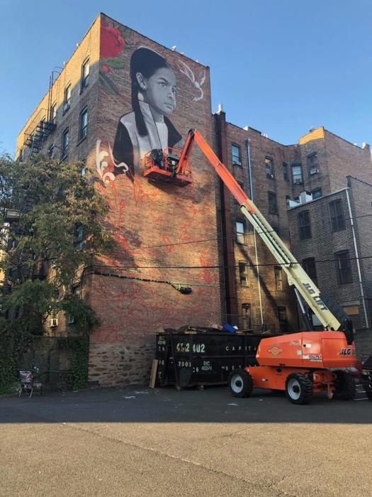 La artista urbana de Baiona pinta la fachada de un edificio de cinco plantas en el distrito neoyorquino.