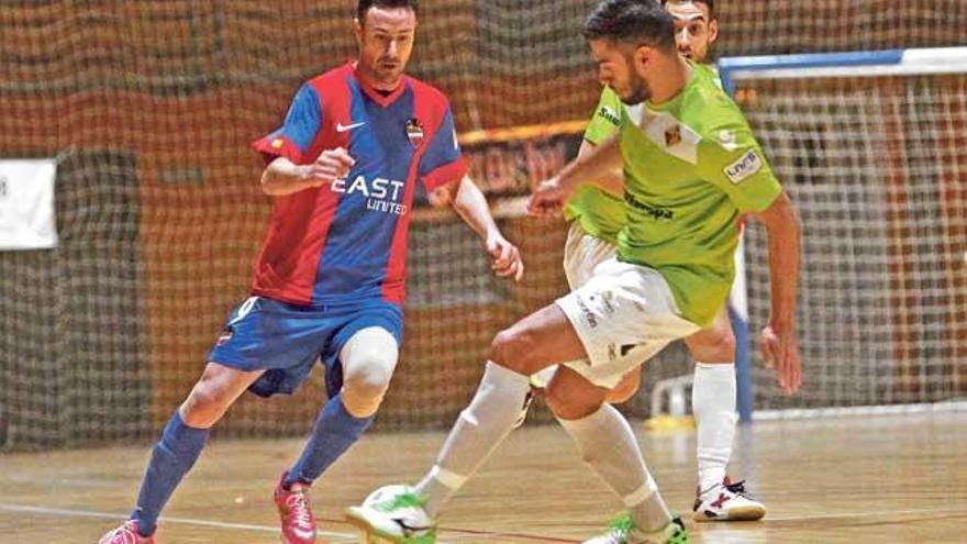 Bruno Taffy corta el balón durante el partido de ayer disputado en Valencia ante el Levante.