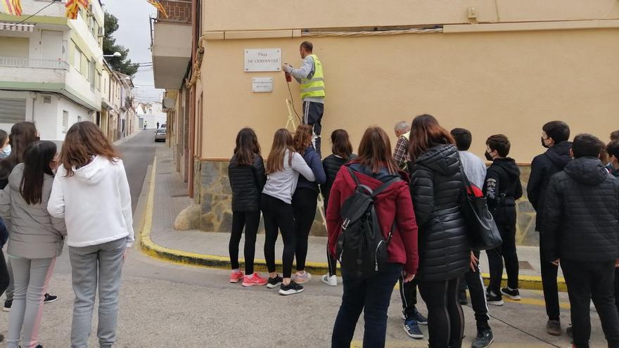 Los alumnos del instituto asisten a la instalación de una de las placas en 2022.