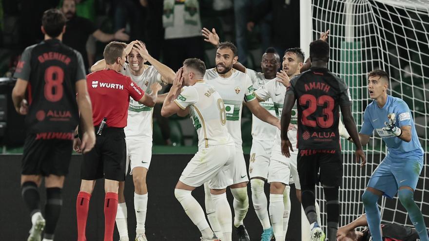 Malestar en el Elche tras el arbitraje contra el Mallorca