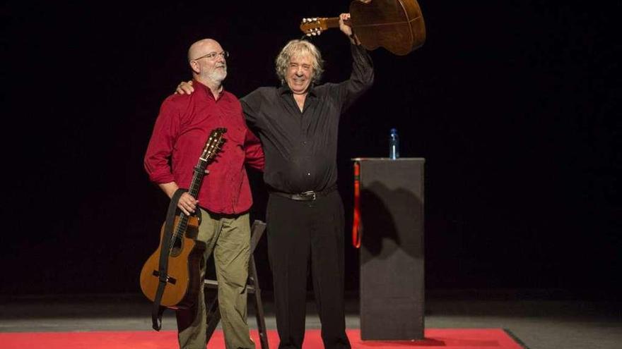 Jerónimo Granda y Paco Ibáñez, anoche, en el teatro Campoamor.