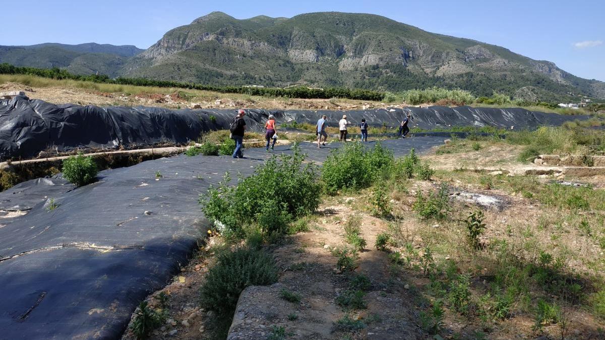 Las lonas que cubren el cauce del río Vaca en Benifairó.