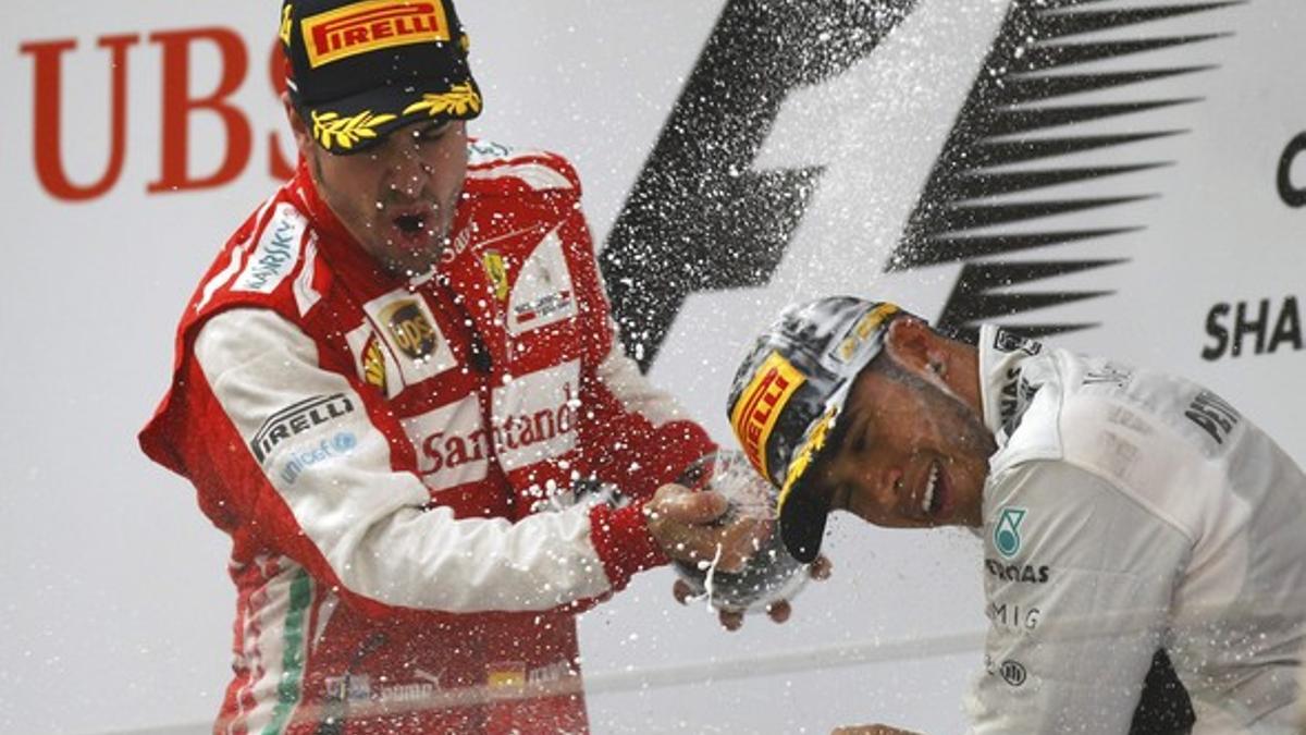 Alonso rocía a Hamilton en el podio tras vencer en el GP de China