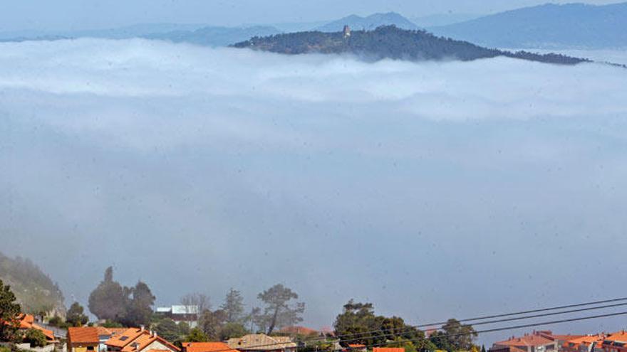 Manto de niebla sobre la ría de Vigo // MARTA G. BREA