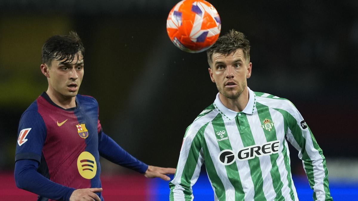 Pedri y Lo Celso disputan el balón en el Barça-Betis de la pasada temporada