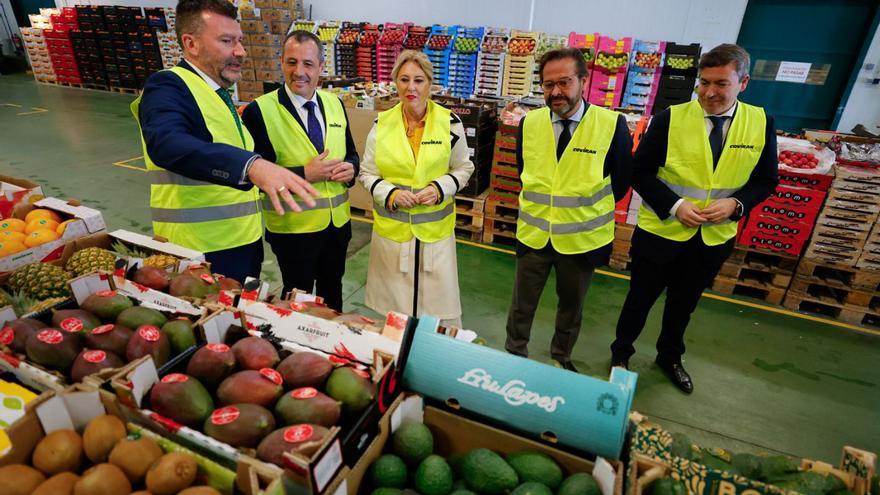 La consejera de Economía y Hacienda, Carolina España, este marte, durante la visita a la cooperativa Covirán.