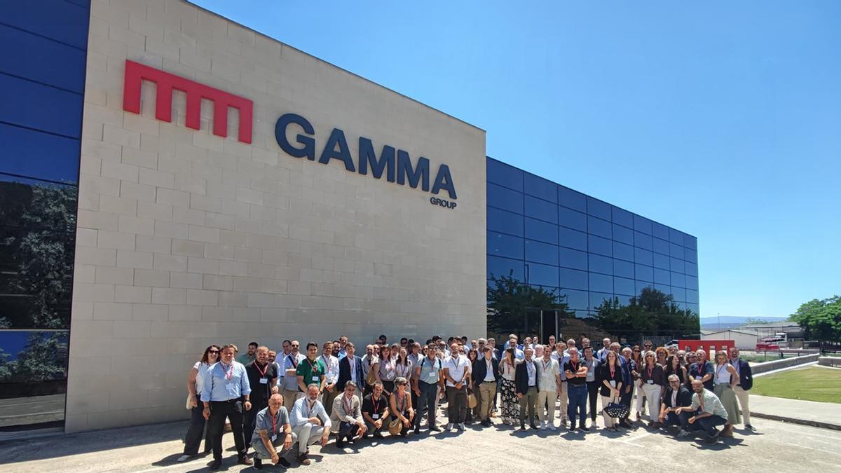 La trobada impulsada per l’AFEB a les portes de les instal·lacions del grup Gamma
