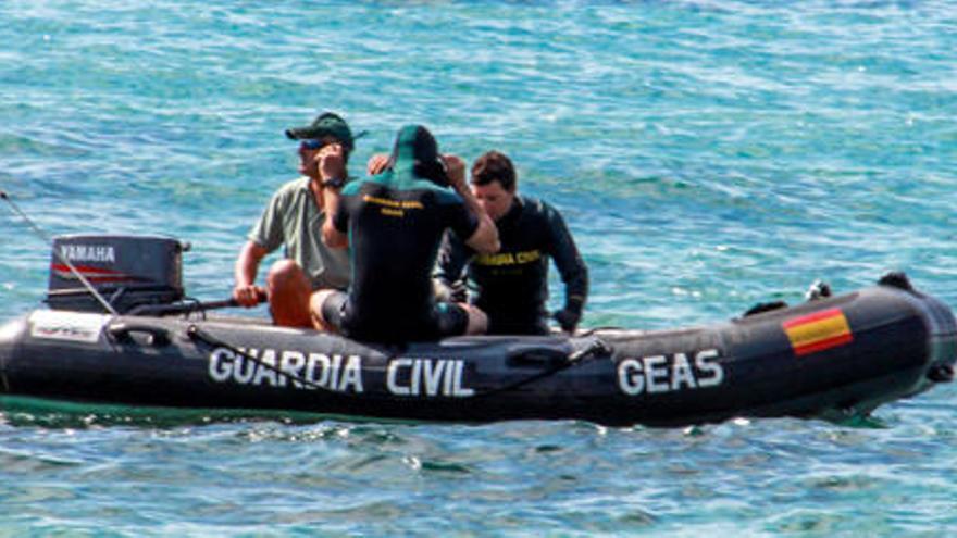 Un bañista halla en una playa de Moraira un fardo de droga