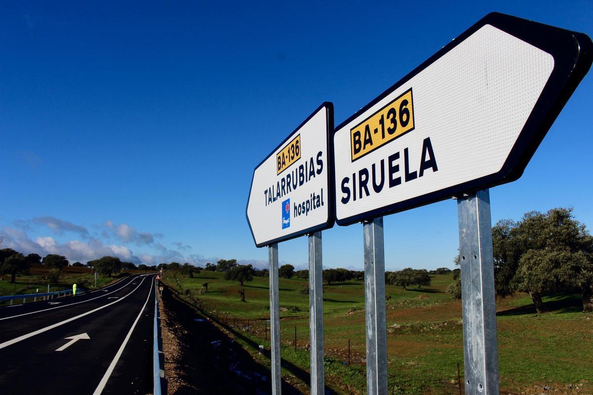 Indicación de Talarrubias y Siruela en la carretera BA-136.