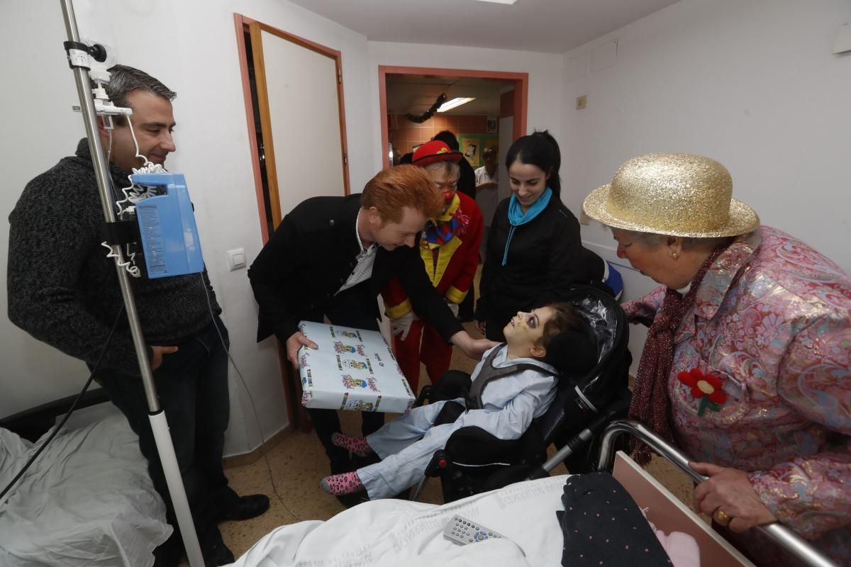 Yunke y Mel i Xispa llevan regalos y alegría a los niños del Hospital General