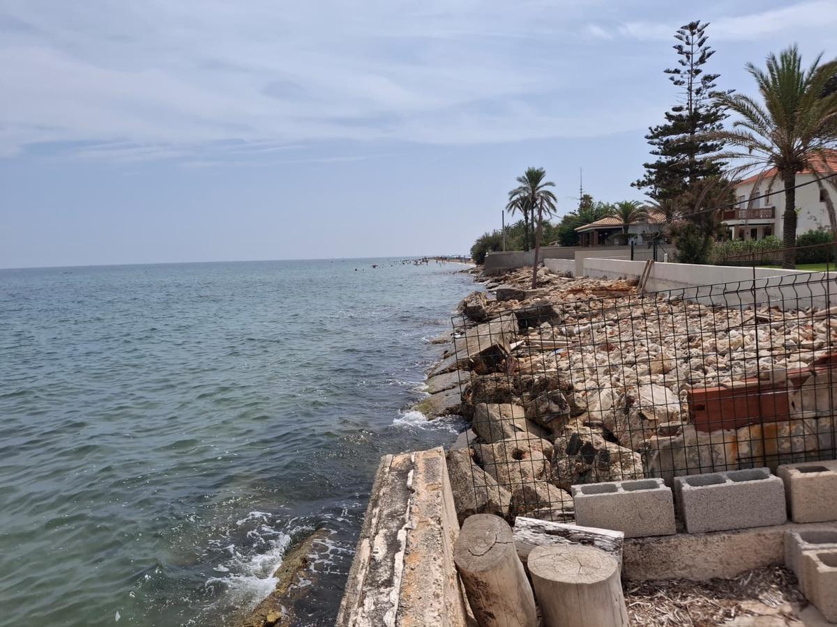 El temporal Gloria hizo añicos este tramo de playa y sigue igual