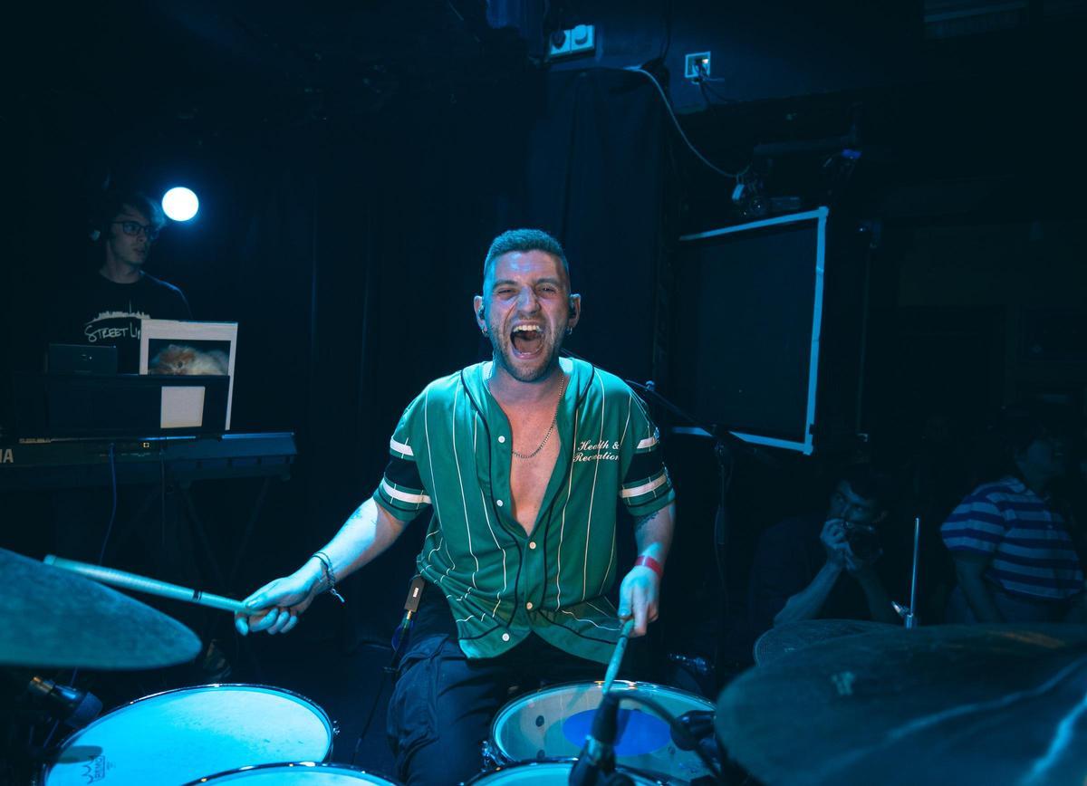 Anxo Silveira, tocando la batería en un concierto con su grupo musical.