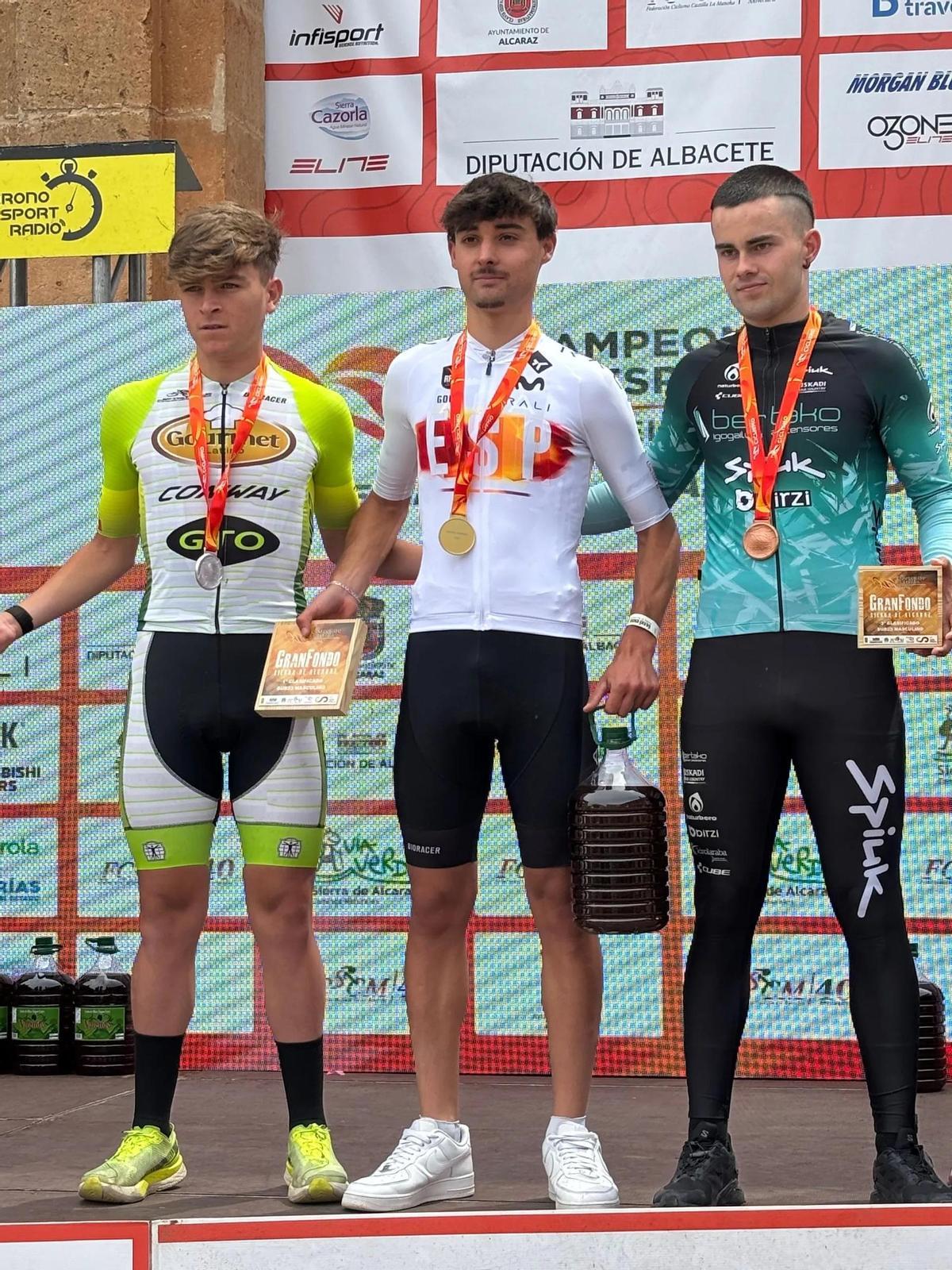 Xisco Crespí, con el maillot de campeón de España sub-23 de gravel