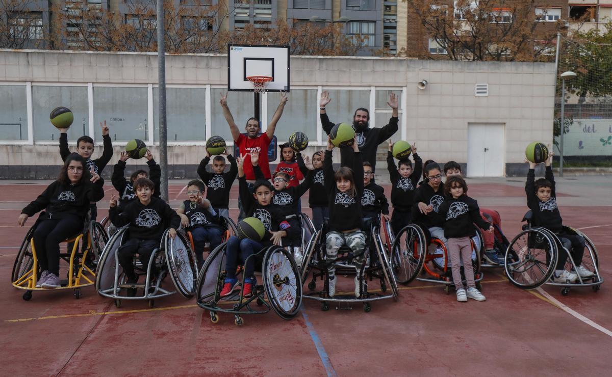 Todos los jugadores de baloncesto adaptado junto a David, el padre de Paco, y José, el entrenador.